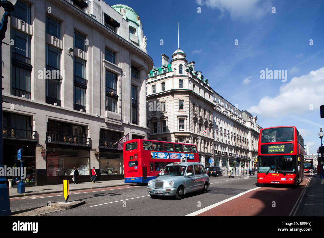Tipico double decker autobus rossi, Regent Street, Westminster, London, England, Regno Unito Foto Stock