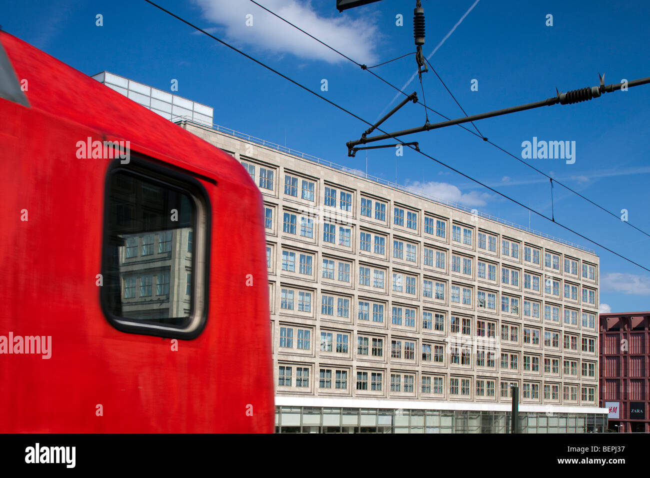 DB Regio con il treno alla stazione ferroviaria Alexanderplatz di Berlino, Germania Foto Stock