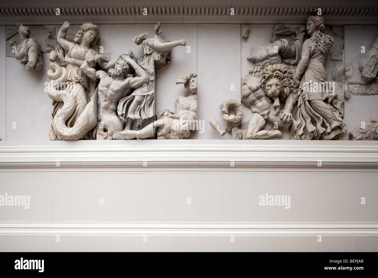 Fregio decorato con sculture di età ellenistica nell'altare di Pergamon camera, Pergamon Museum di Berlino, Germania Foto Stock