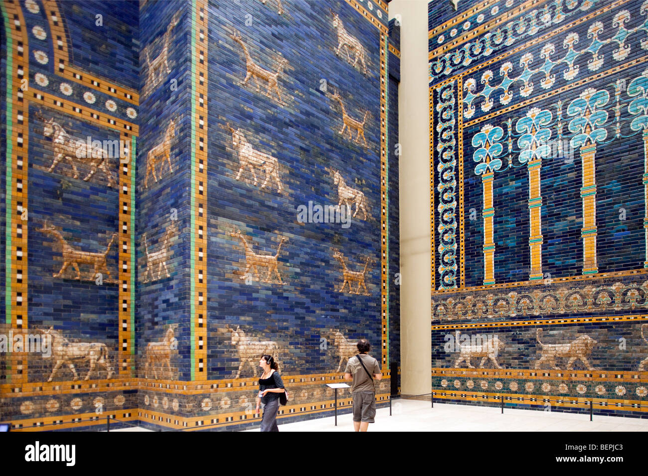Ishtar Gate della antica città di Babilonia, Pergamon Museum di Berlino, Germania Foto Stock