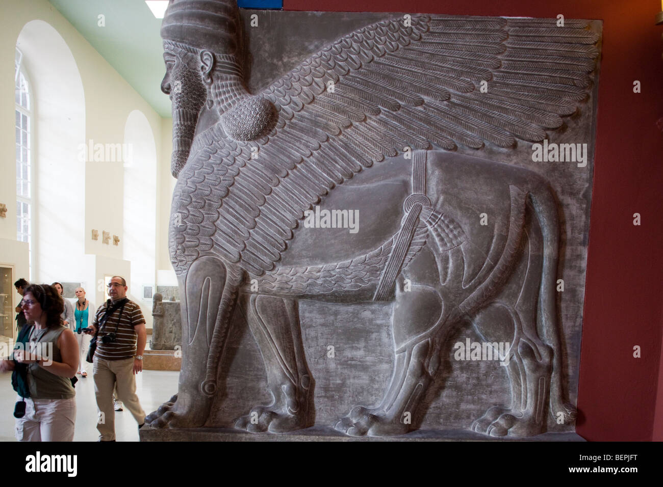 Colossale figura chiamato in assiro 'schedulamassu', con testa umana e leone alato corpo. Pergamon Museum di Berlino, Germania Foto Stock