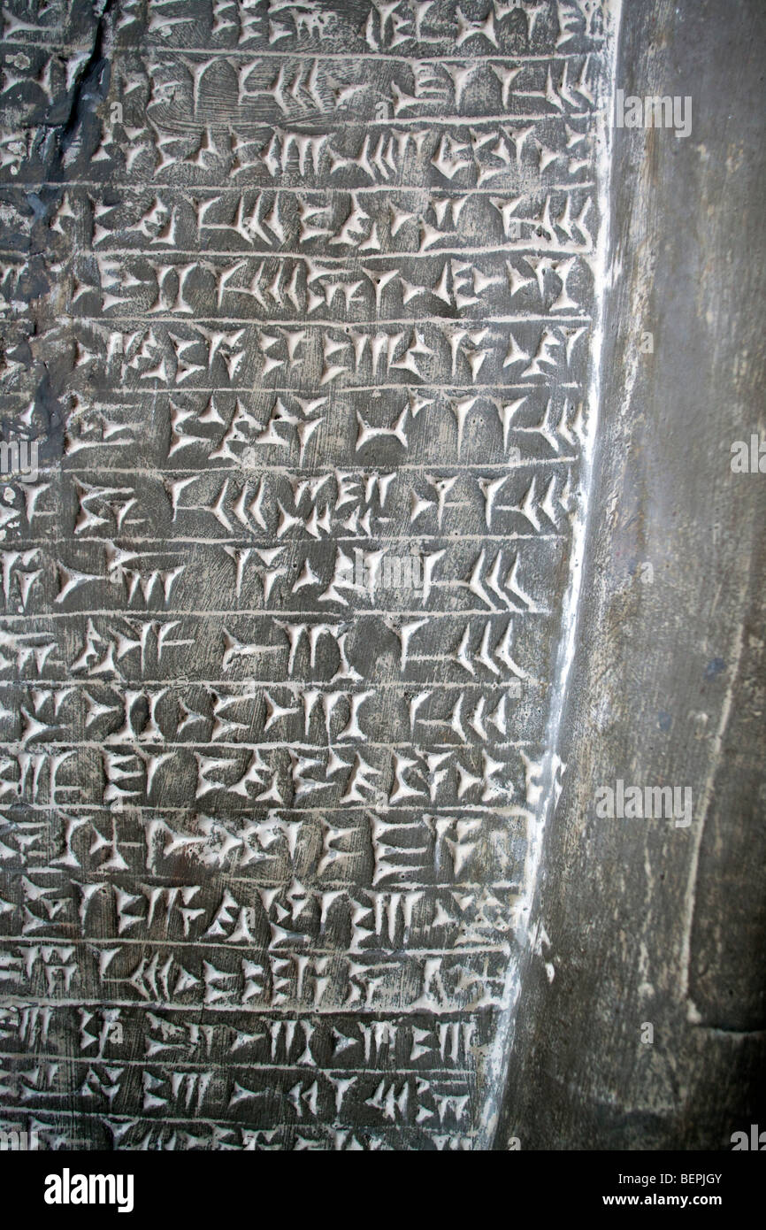 L'Assiro scrittura cuneiforme su pietra, Pergamon Museum di Berlino, Germania Foto Stock