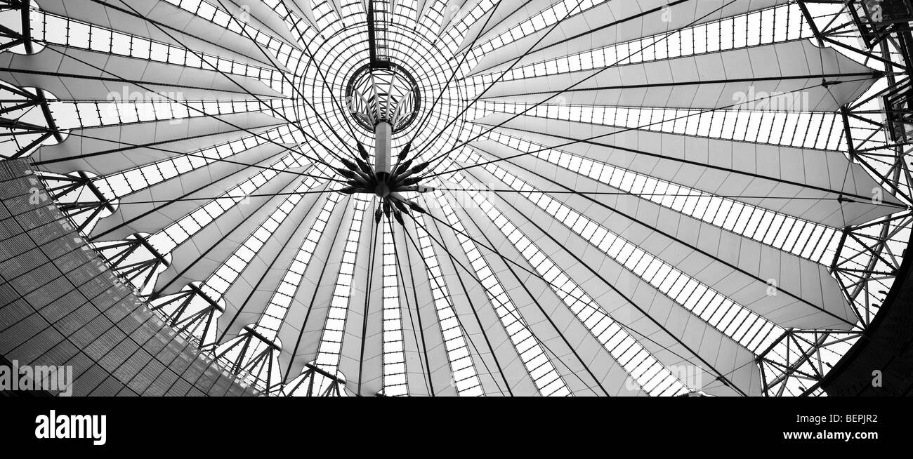 La tettoia del Sony Centre di Berlino, Germania. Risoluzione grande panorama. Foto Stock