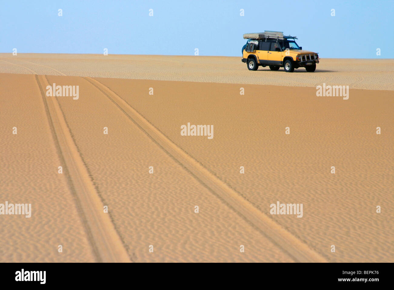 La trazione su quattro ruote a veicolo in marcia nel deserto del Sahara, Niger, Africa Foto Stock