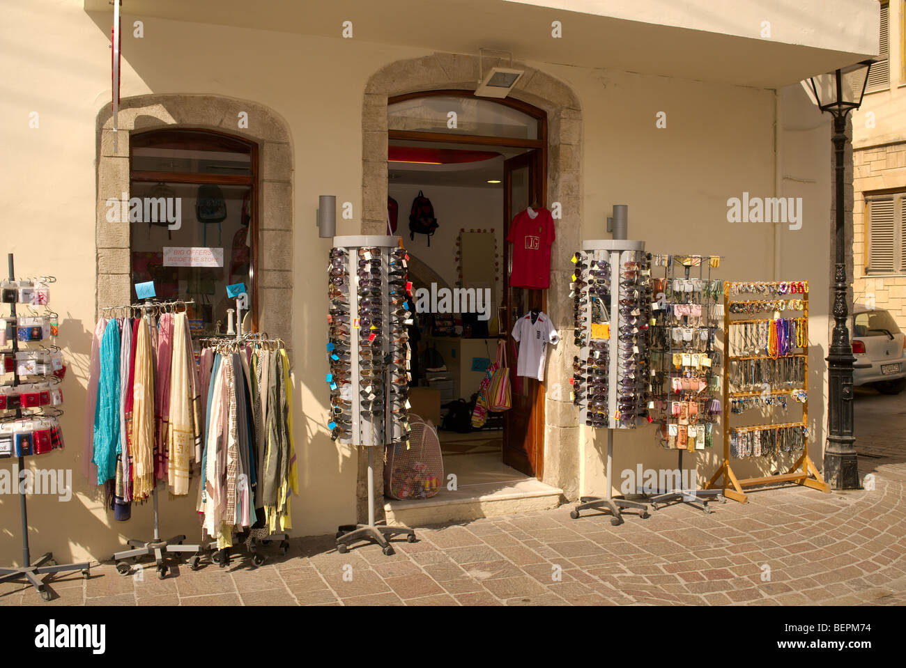 Tipico turista shop frontage Rethymnon Creta Grecia Foto Stock