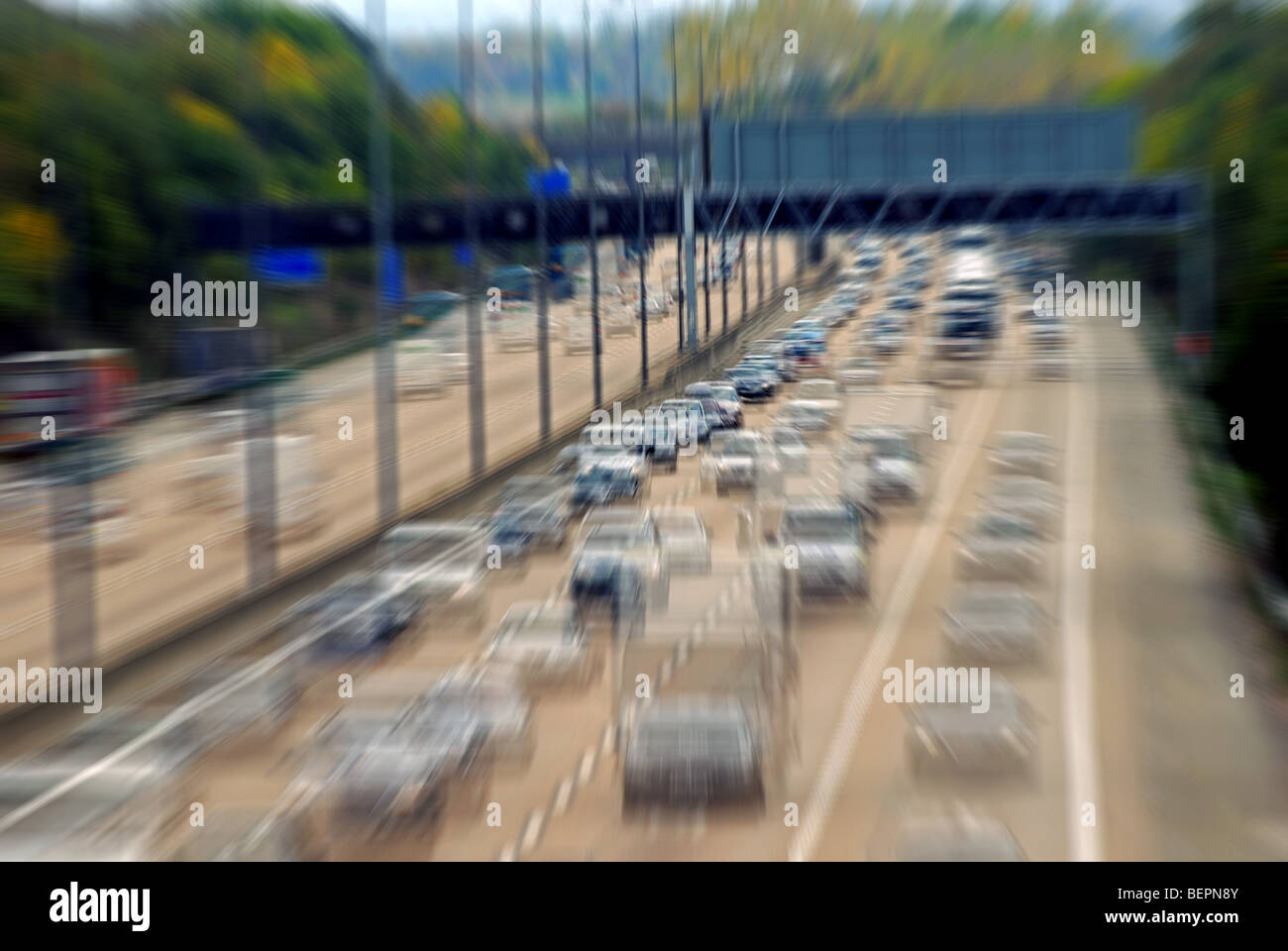 In rapido movimento di traffico su autostrada Foto Stock