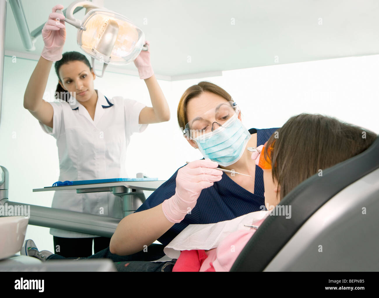 Un dentista e infermiere il trattamento di un paziente Foto Stock