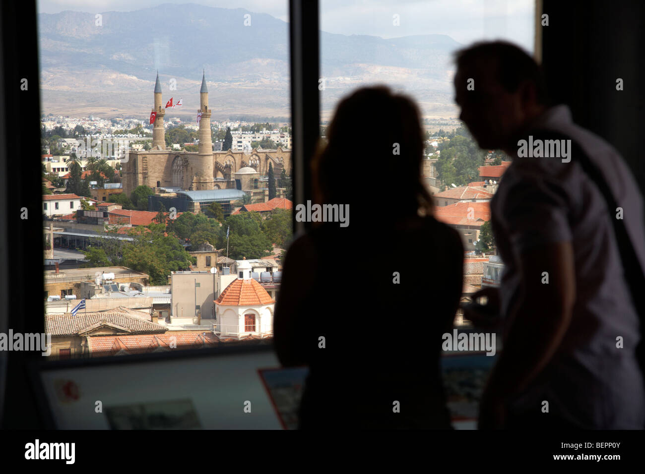 Turista giovane guardare oltre la parte settentrionale di Cipro dall'Osservatorio ledra museo nell'shakolas tower building a nicosia lefkosia Foto Stock