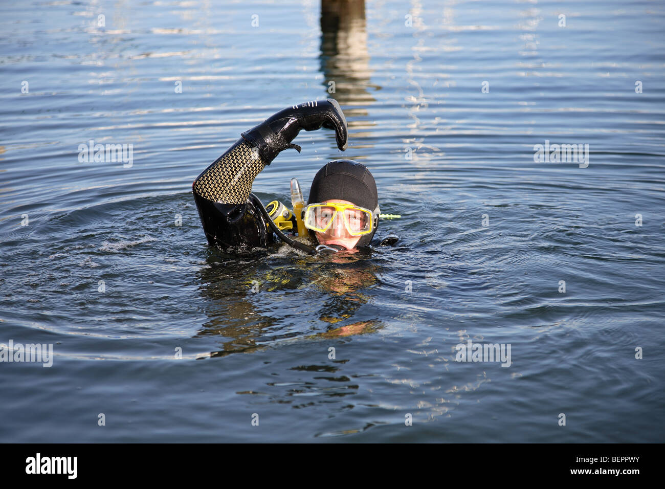 Scuba Diver dando ok sign in preparazione di un tuffo Foto Stock