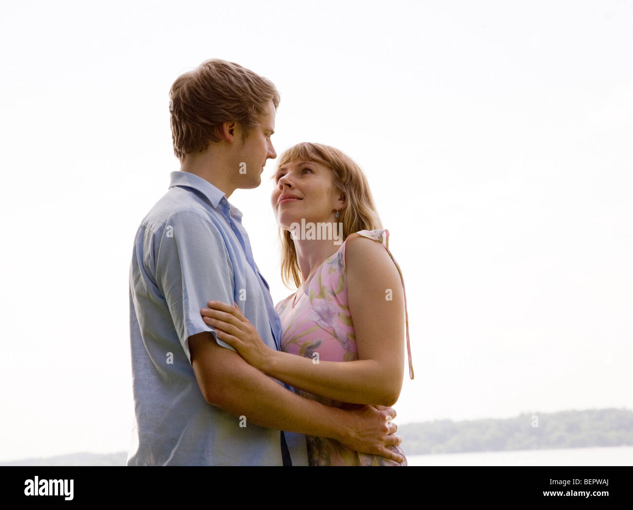 Donna e uomo kissing Foto Stock