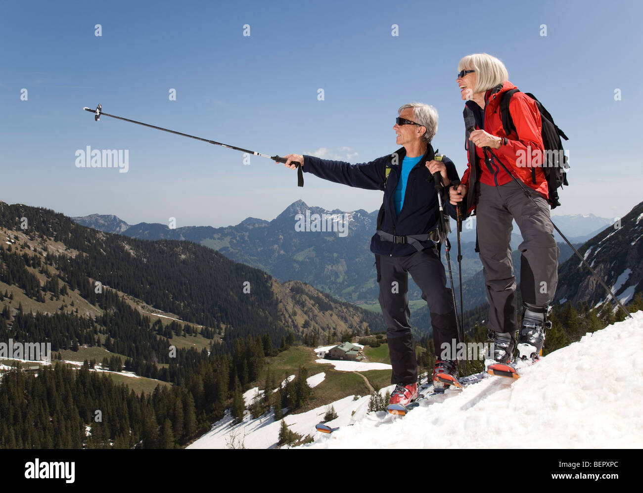 Coppia senior sul tour di sci in montagna Foto Stock