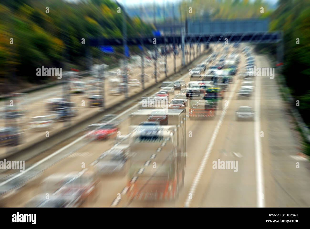 In rapido movimento di traffico su autostrada Foto Stock