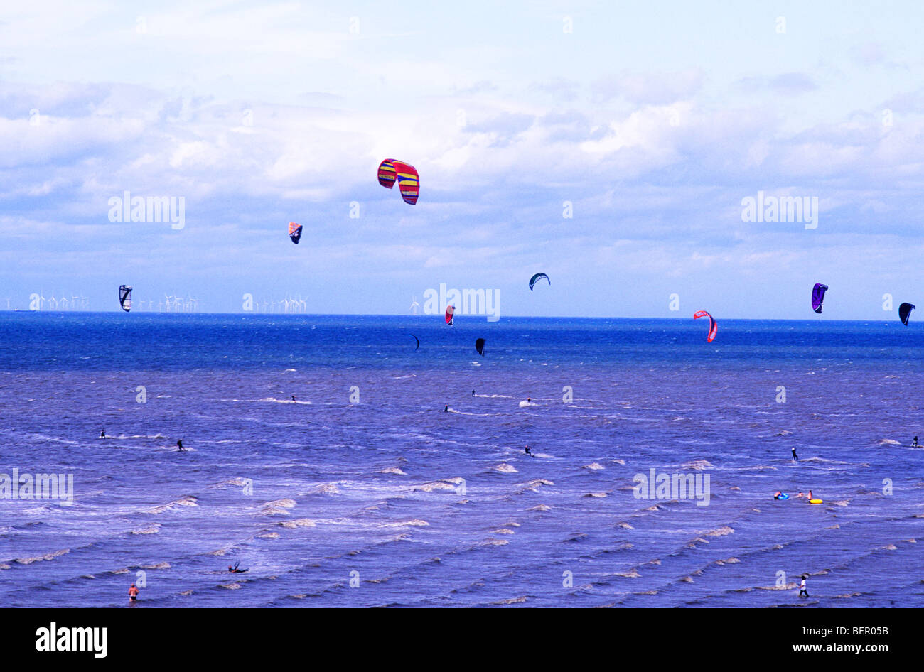 Para paracadute surf surf offshore wind farm il lavaggio Hunstanton, Norfolk paracadute sport acquatici sport tempo libero surfers Foto Stock