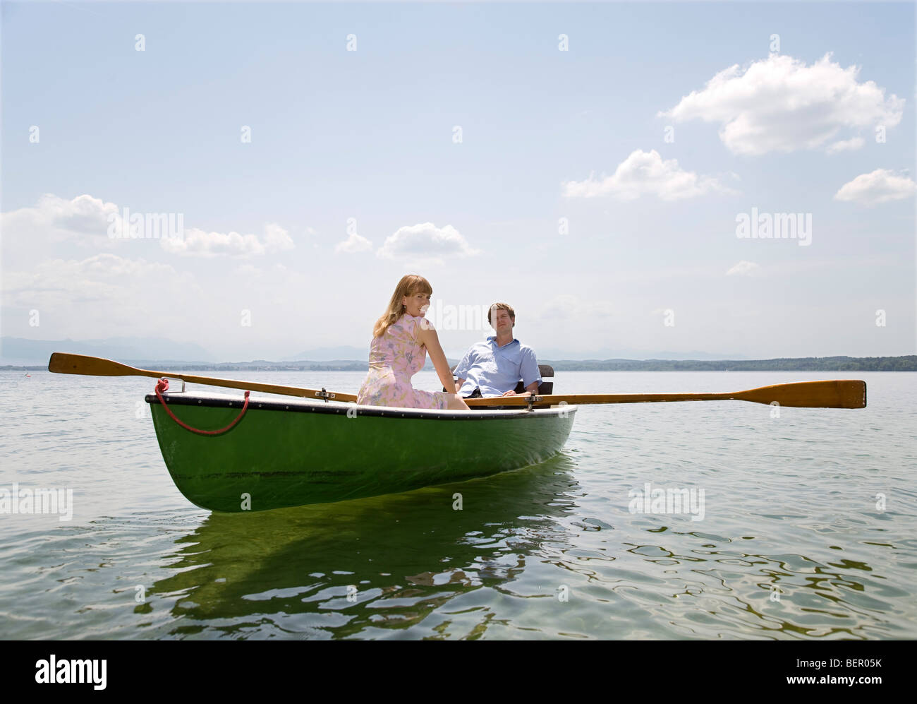 Donna e uomo in barca a remi sul lago Foto Stock
