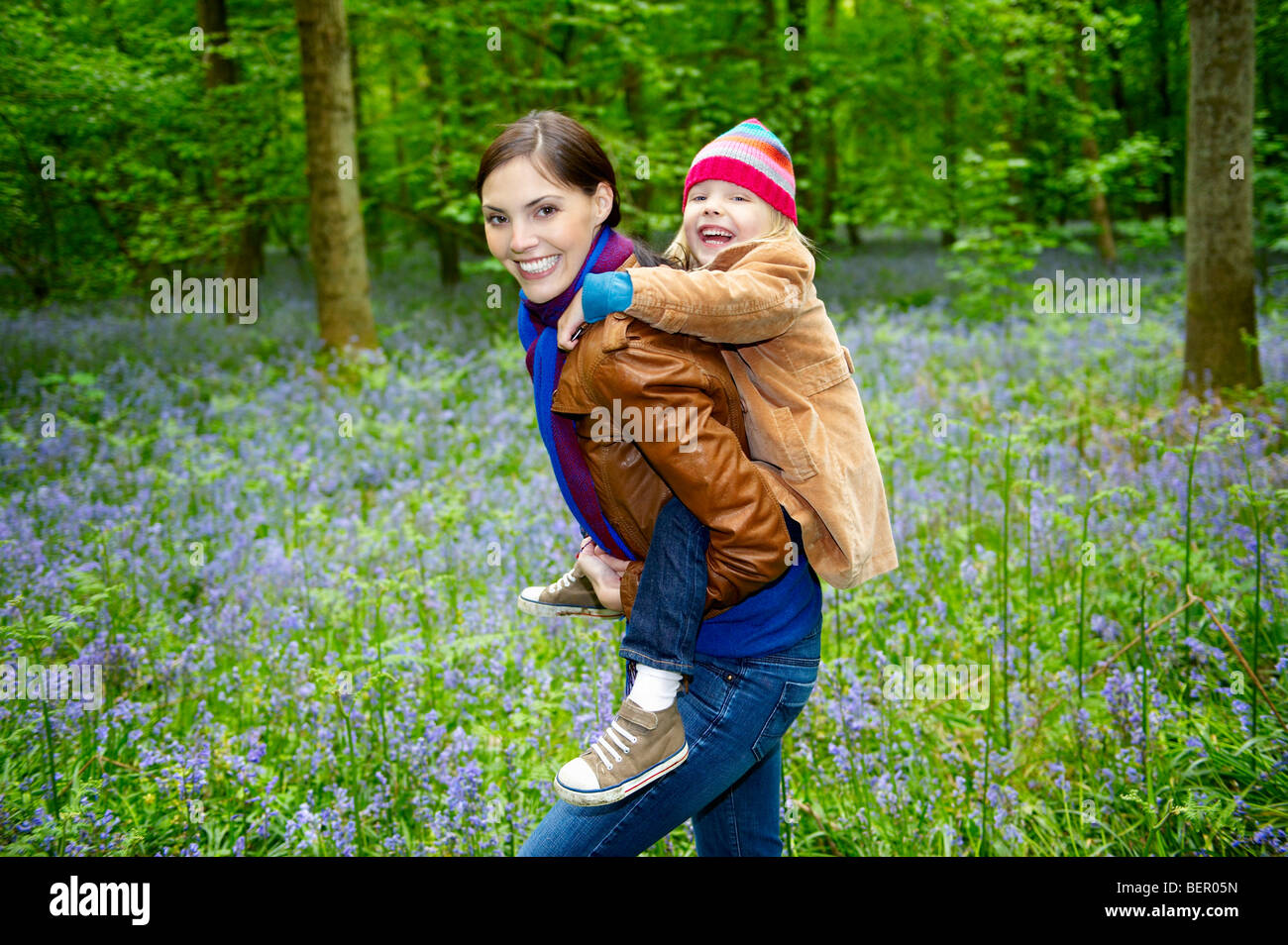 Madre e figlia giocando nel bosco Foto Stock