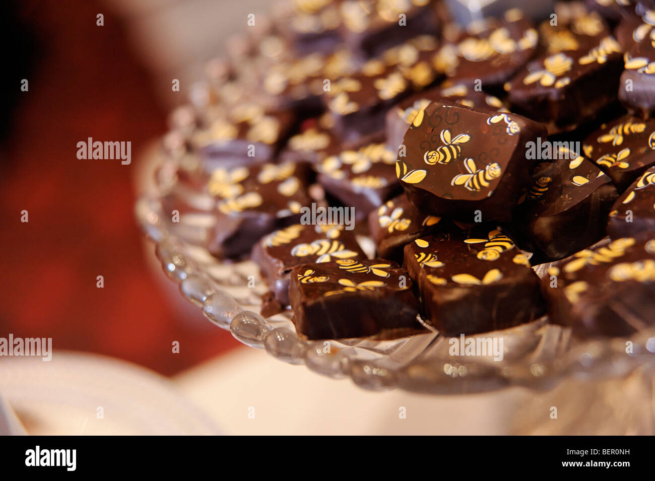 Il miele di cioccolato con le api. Ooh La La Cioccolateria. Il cioccolato di lancio non confezionate per settimana di cioccolato 2009. Londra. La Gran Bretagna. Regno Unito Foto Stock