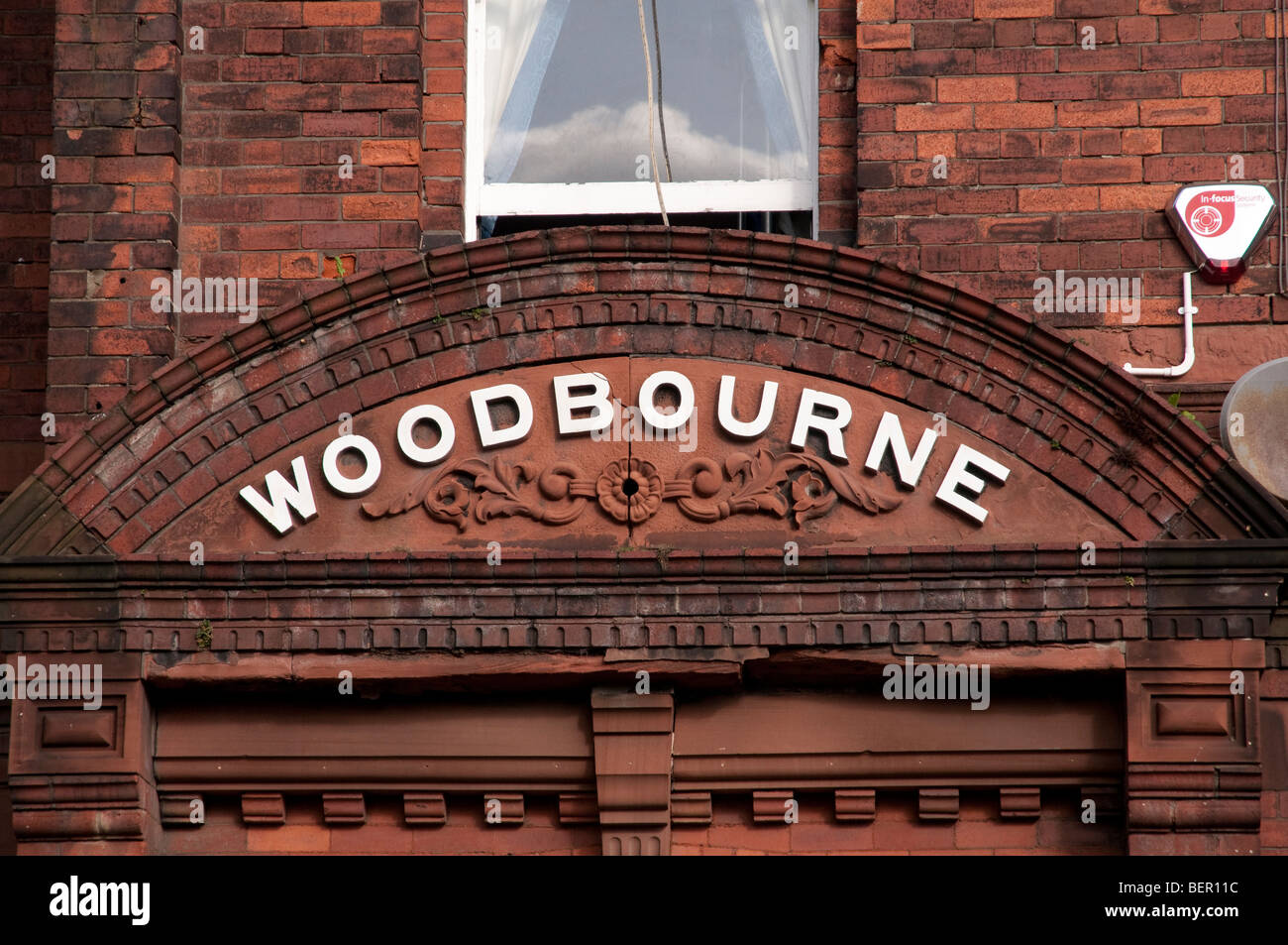 Dettaglio dell'architettura al Woodbourne public house, Douglas, Isola di Man Questo è al di sopra della porta principale. Foto Stock