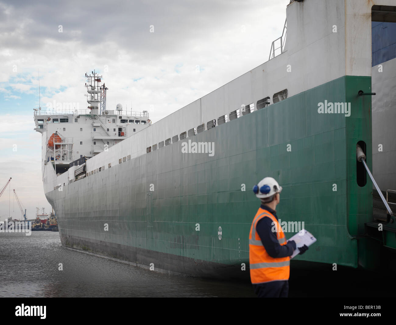 Lavoratore porta Guardando nave Container Foto Stock
