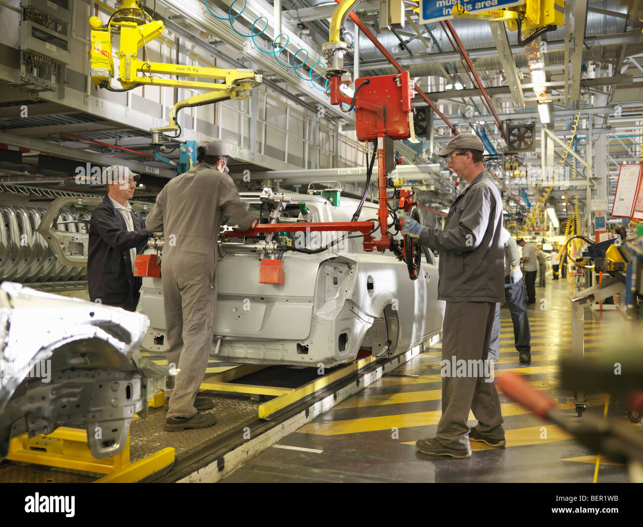 Impianto di auto i lavoratori sulla linea di produzione Foto Stock