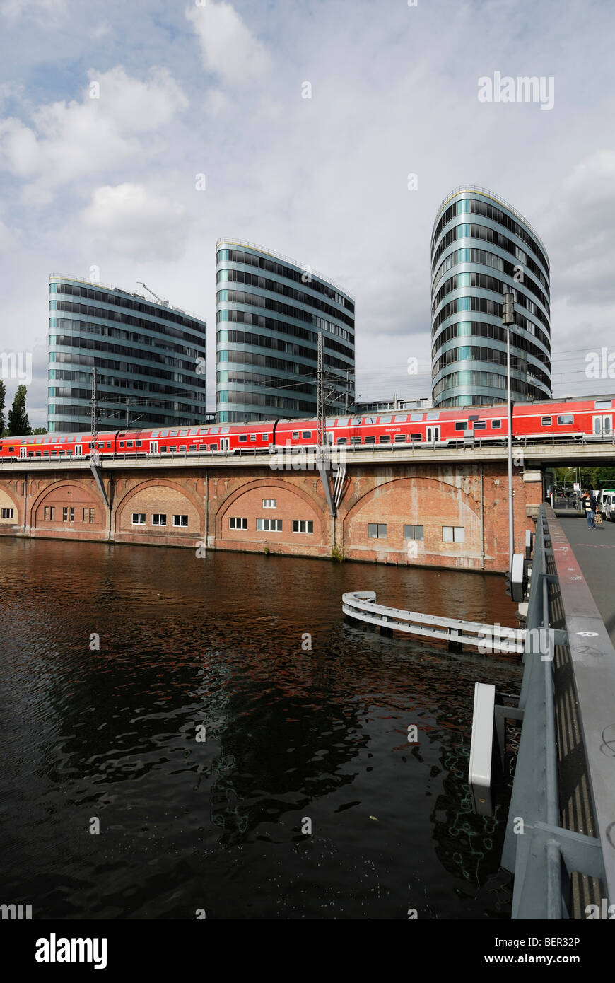Berlino. Germania. TRIAS edifici per uffici e si affaccia sul fiume Spree. Foto Stock