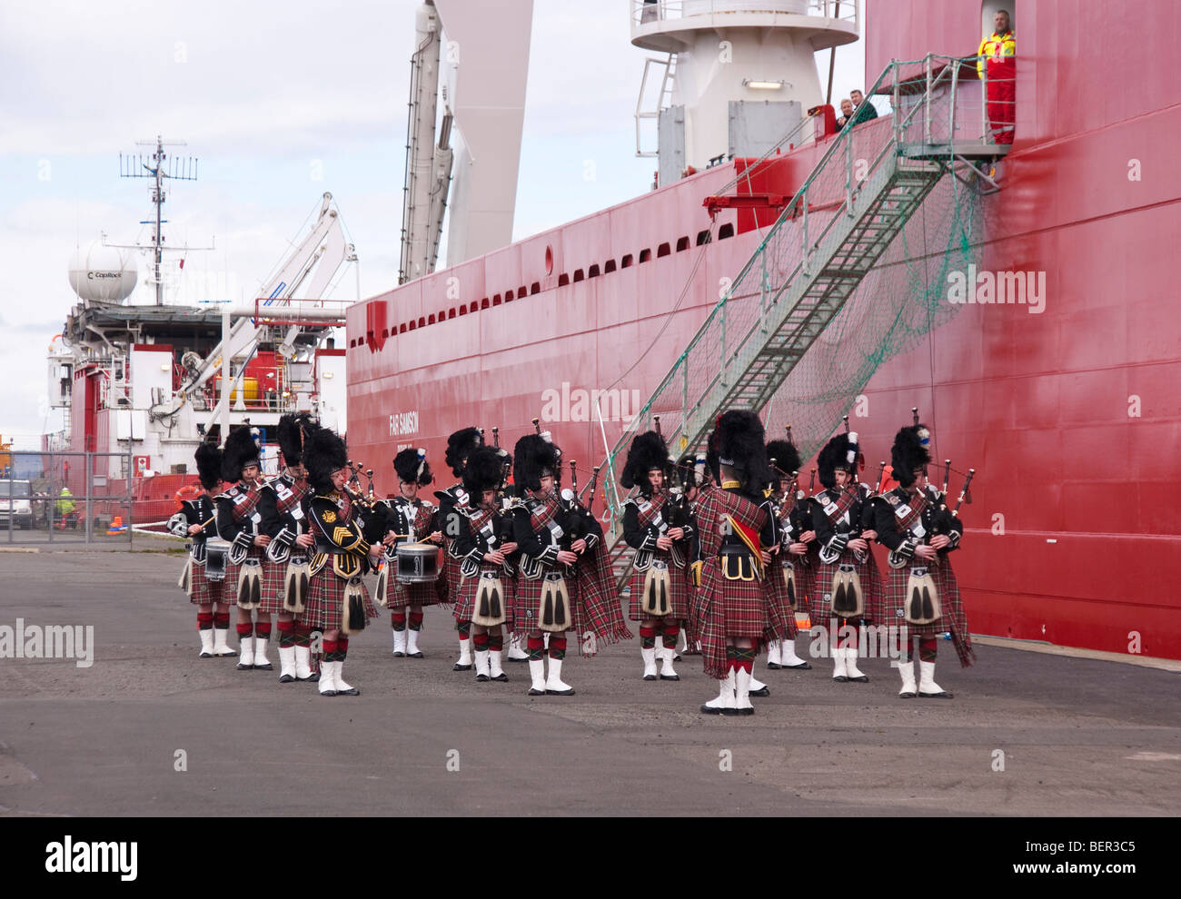 Pipe Band al lancio della nave Edinburgh Foto Stock