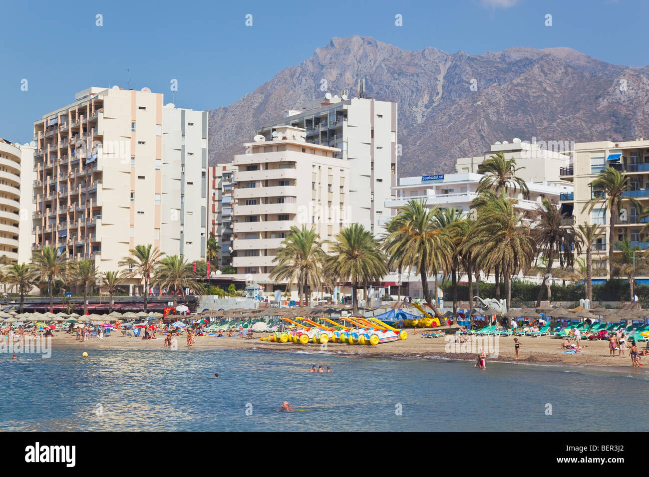 Spiaggia Fontanilla, Playa de la Fontanilla. Marbella, provincia di Malaga, Costa del Sol, Spagna. Foto Stock