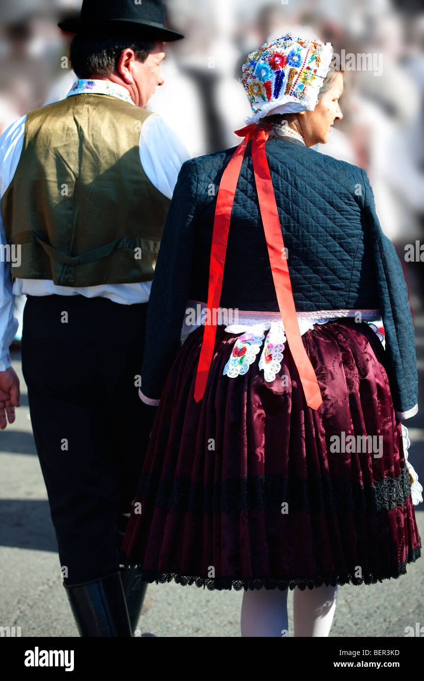 Persone che indossano i costumi regionali da Kalocsa, [del Regio Alfodi] Sud regione Alfoldi, Ungheria Foto Stock