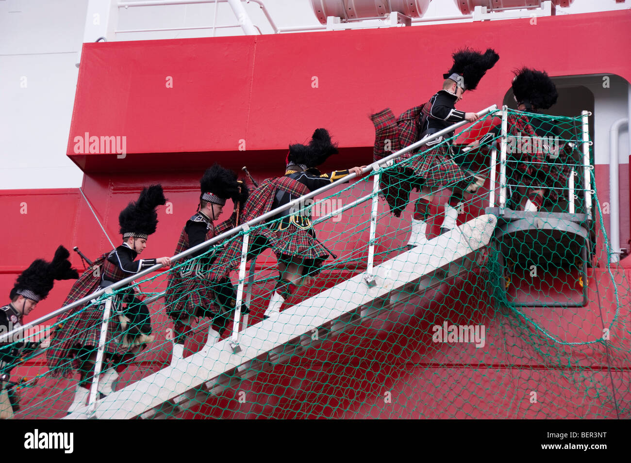 Pipe Band al lancio della nave Edinburgh Foto Stock