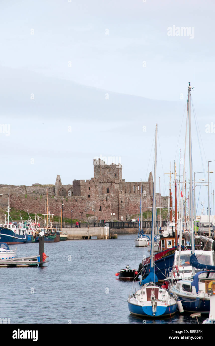 Vista del castello di pelatura e Germain abbey attraverso la marina e porto di buccia, Isola di Man. Foto Stock