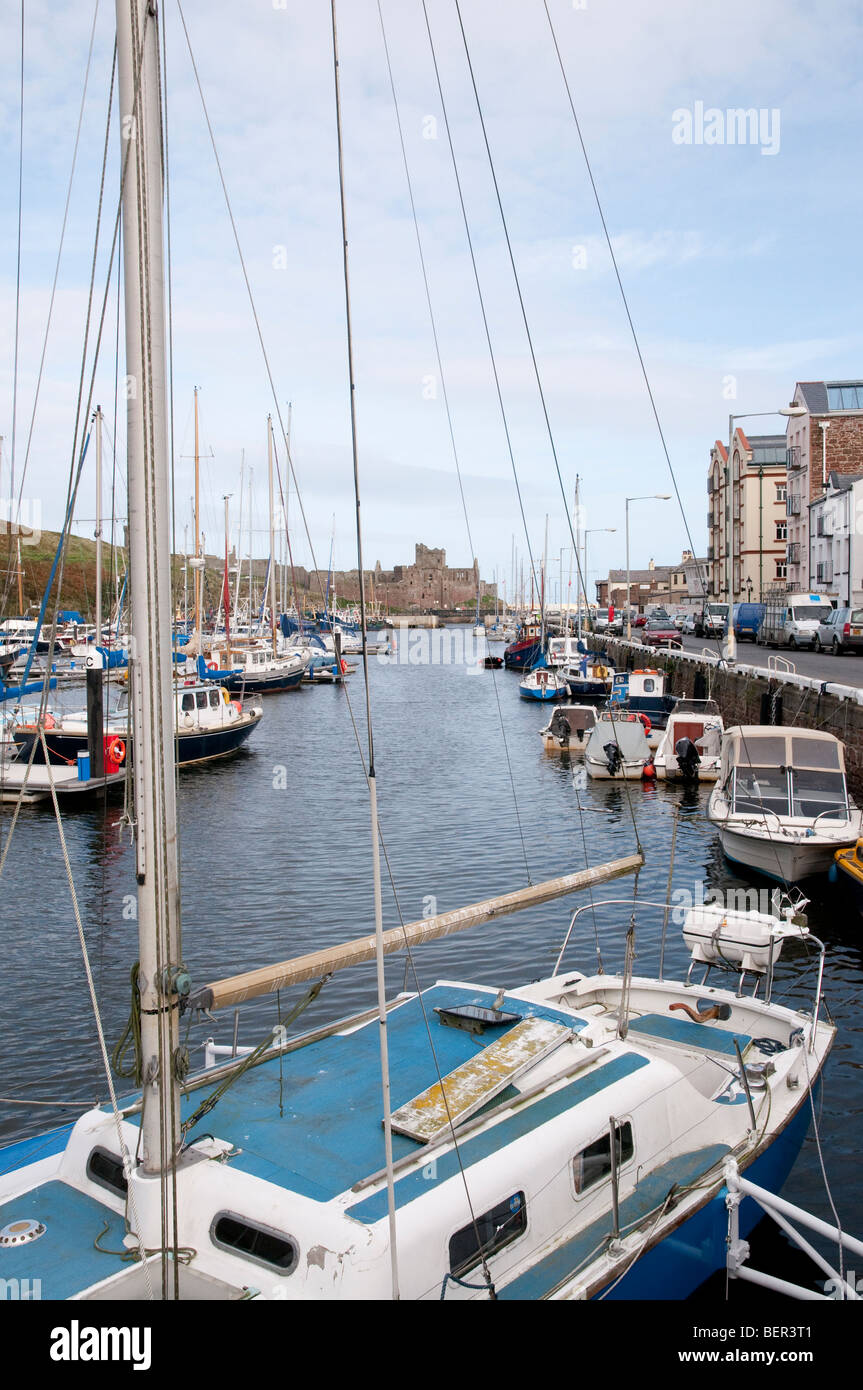 Vista verso il castello di Germain e Abbazia di tutta la Marina a buccia, Isola di Man. Foto Stock