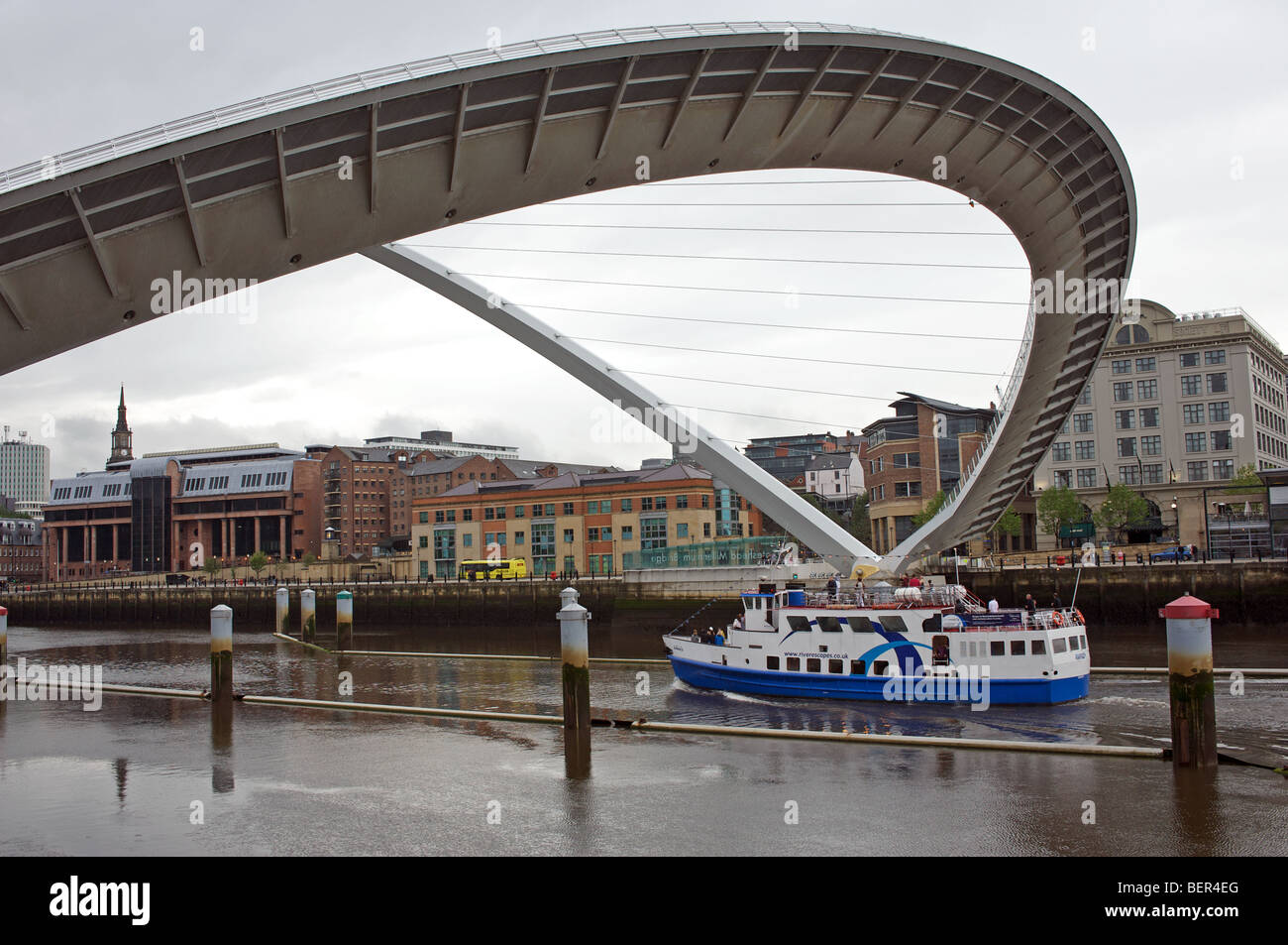 Millennium Bridge in posizione aperta, Newcastle upon Tyne, Regno Unito. Foto Stock