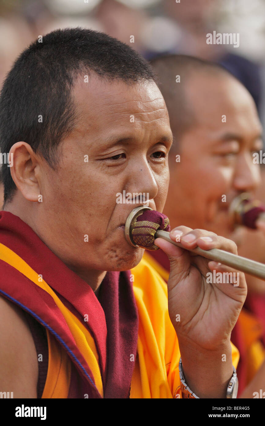 Monaci Tibetani soffiando avvisatore acustico durante la cerimonia di purificazione-Victoria, British Columbia, Canada. Foto Stock