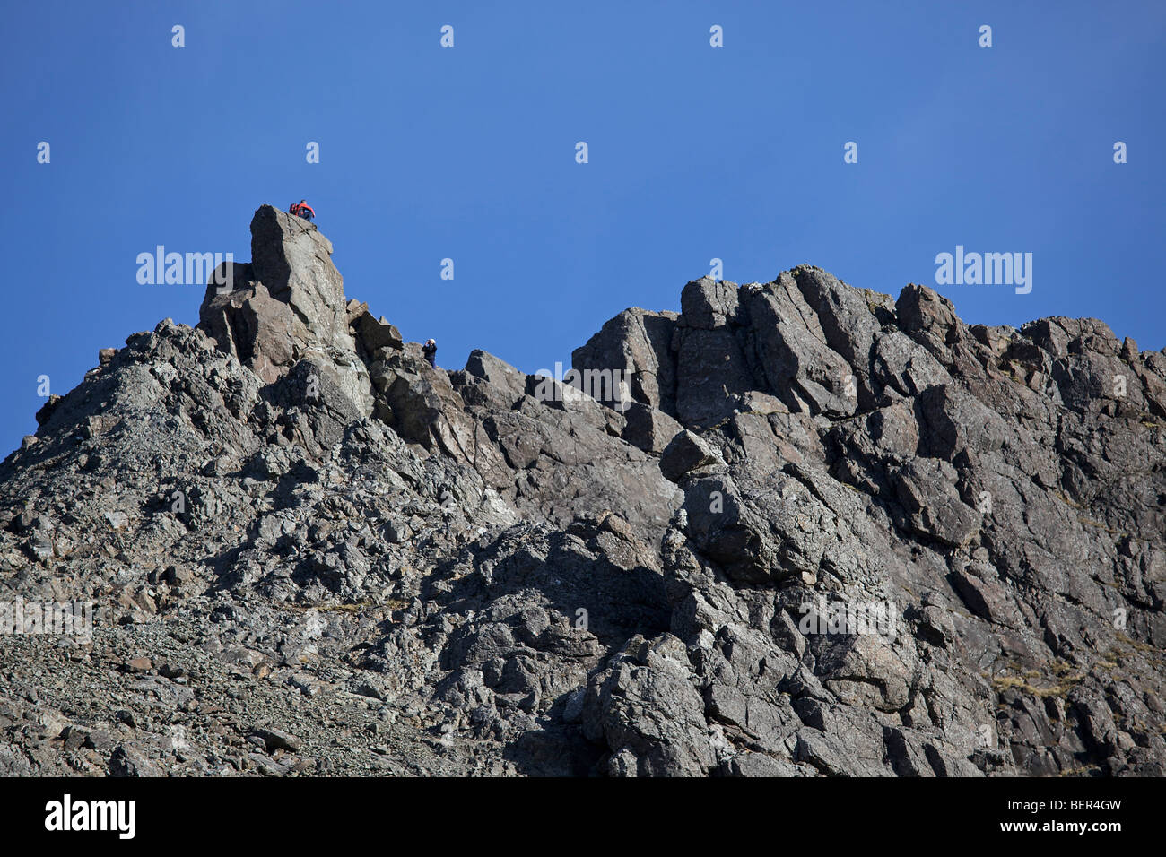 Escursionista sul vertice di Sgurr nan Gillean, Cuillin Hills, Isola di Skye in Scozia Foto Stock