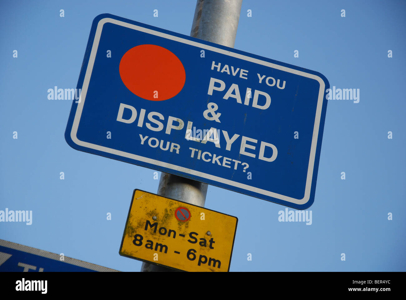Segno a parcheggio auto a pagamento , Glastonbury Somerset REGNO UNITO Foto Stock