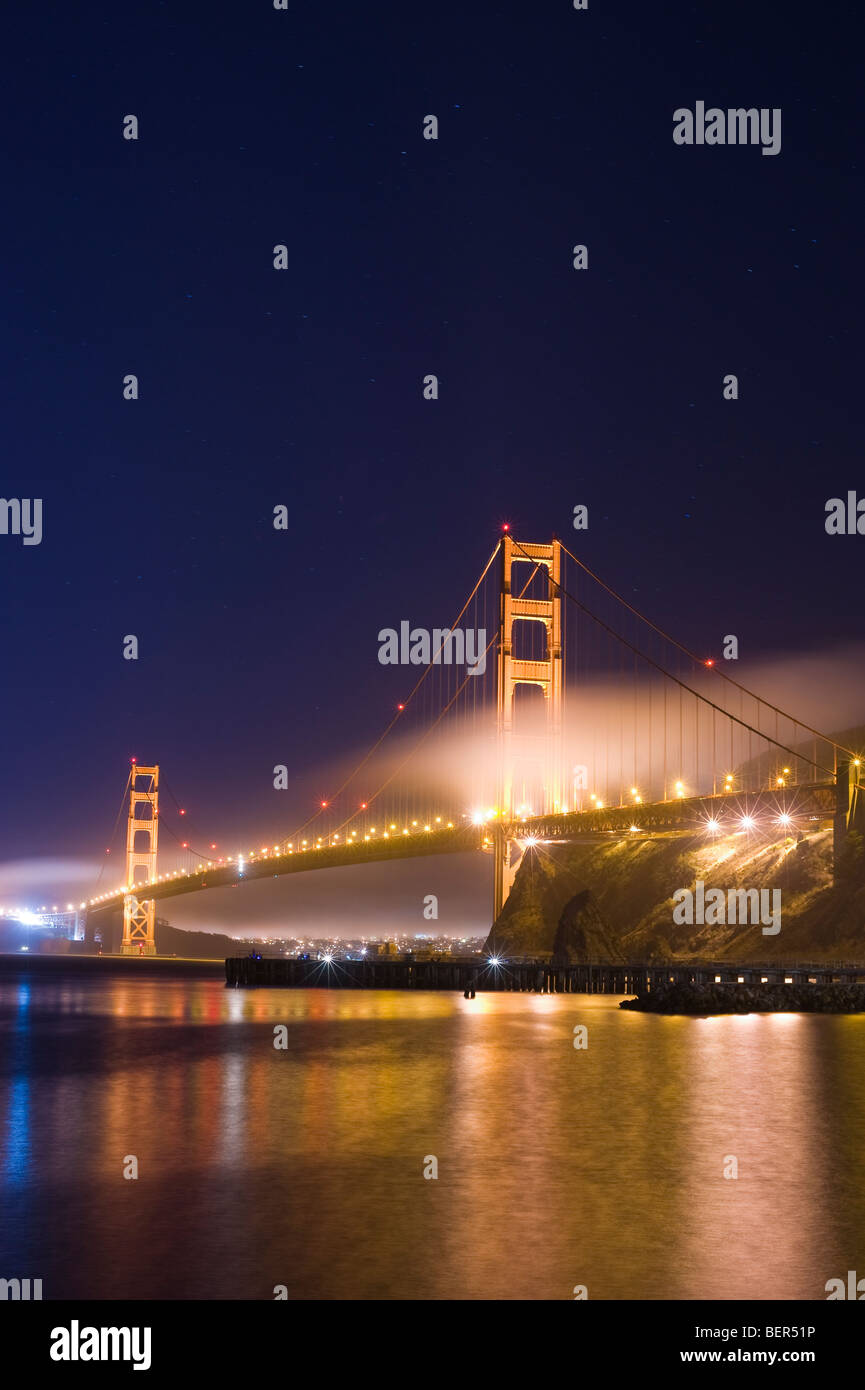 Un night shot di San Francisco il famoso Golden Gate Bridge, guardando verso la città Foto Stock