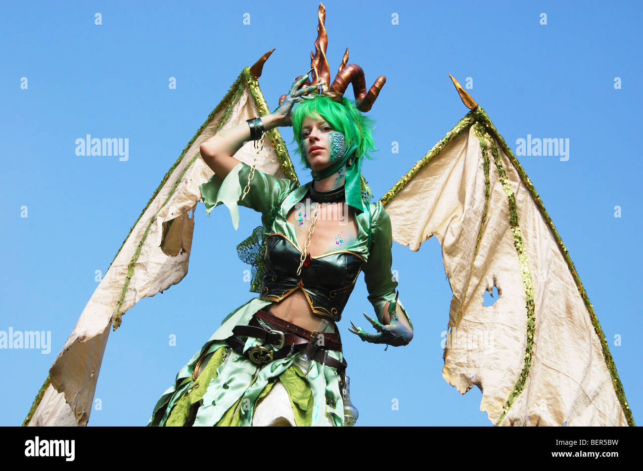 Dragon donna in posa a 2009 Fiera Fantasy Arcen Europa Paesi Bassi Foto Stock