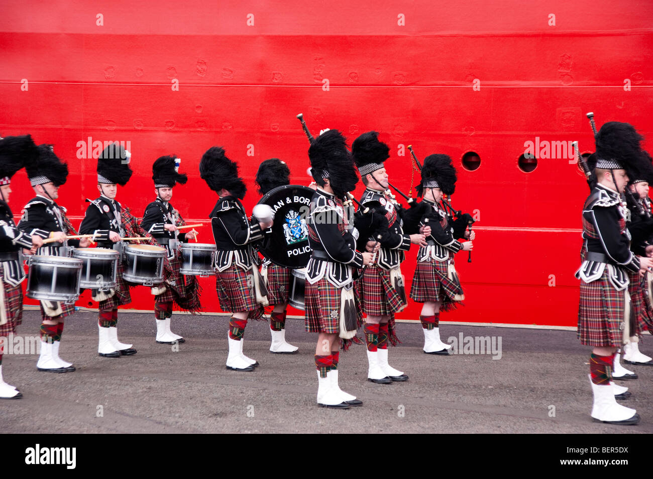 Pipe Band al lancio della nave Edinburgh Foto Stock