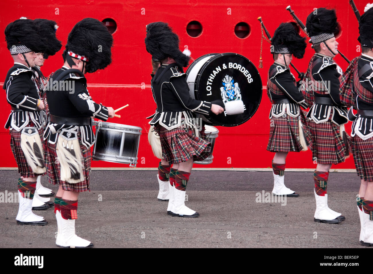 Pipe Band al lancio della nave Edinburgh Foto Stock