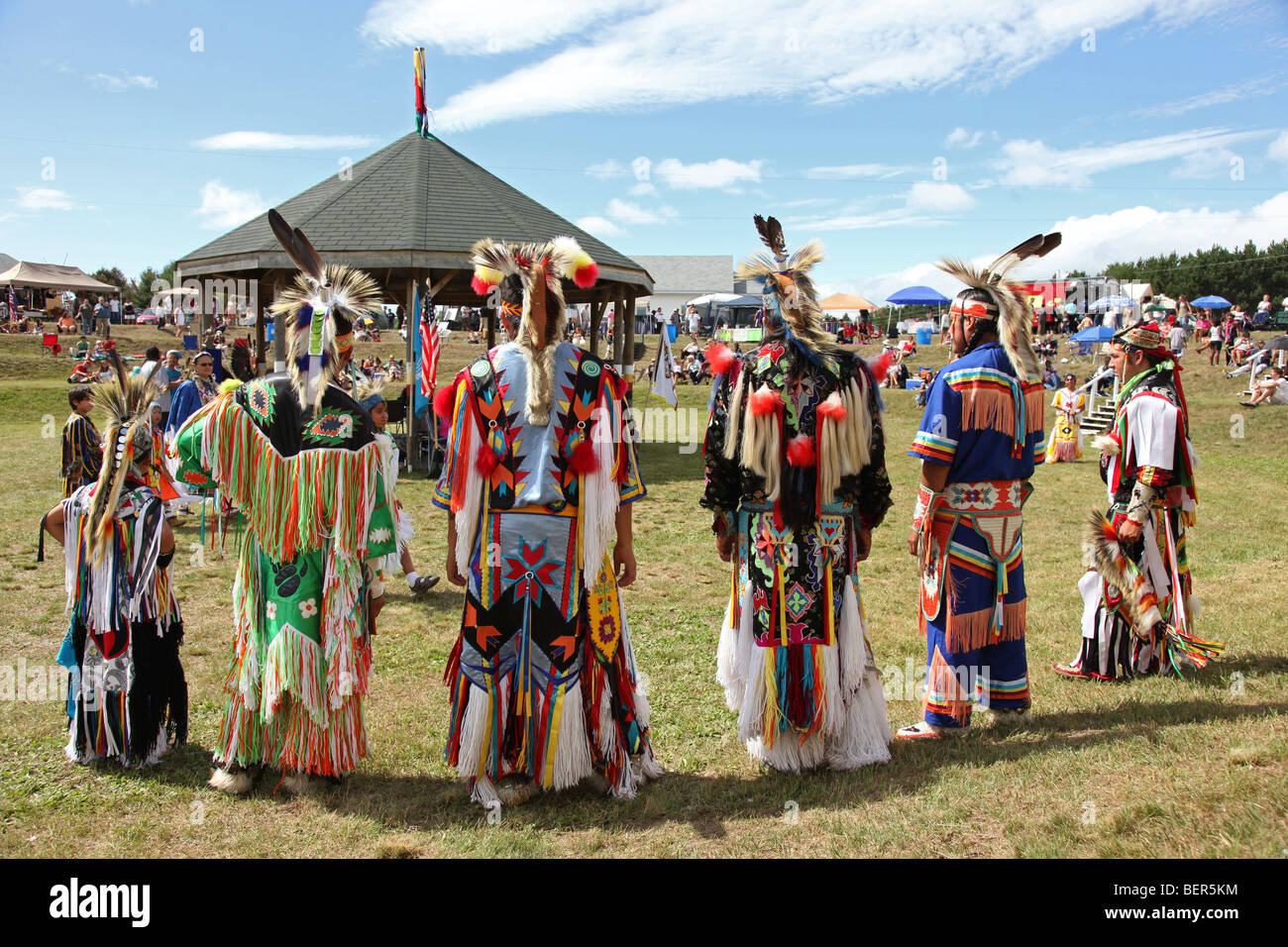 Gli indiani in costume in piedi in un powwow Foto Stock