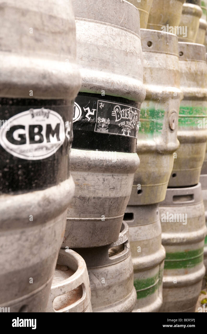 Linea di folte's Brewery botti al di fuori della fabbrica di birra nell'isola di Man, con il branding e la birreria nome visibile. Foto Stock