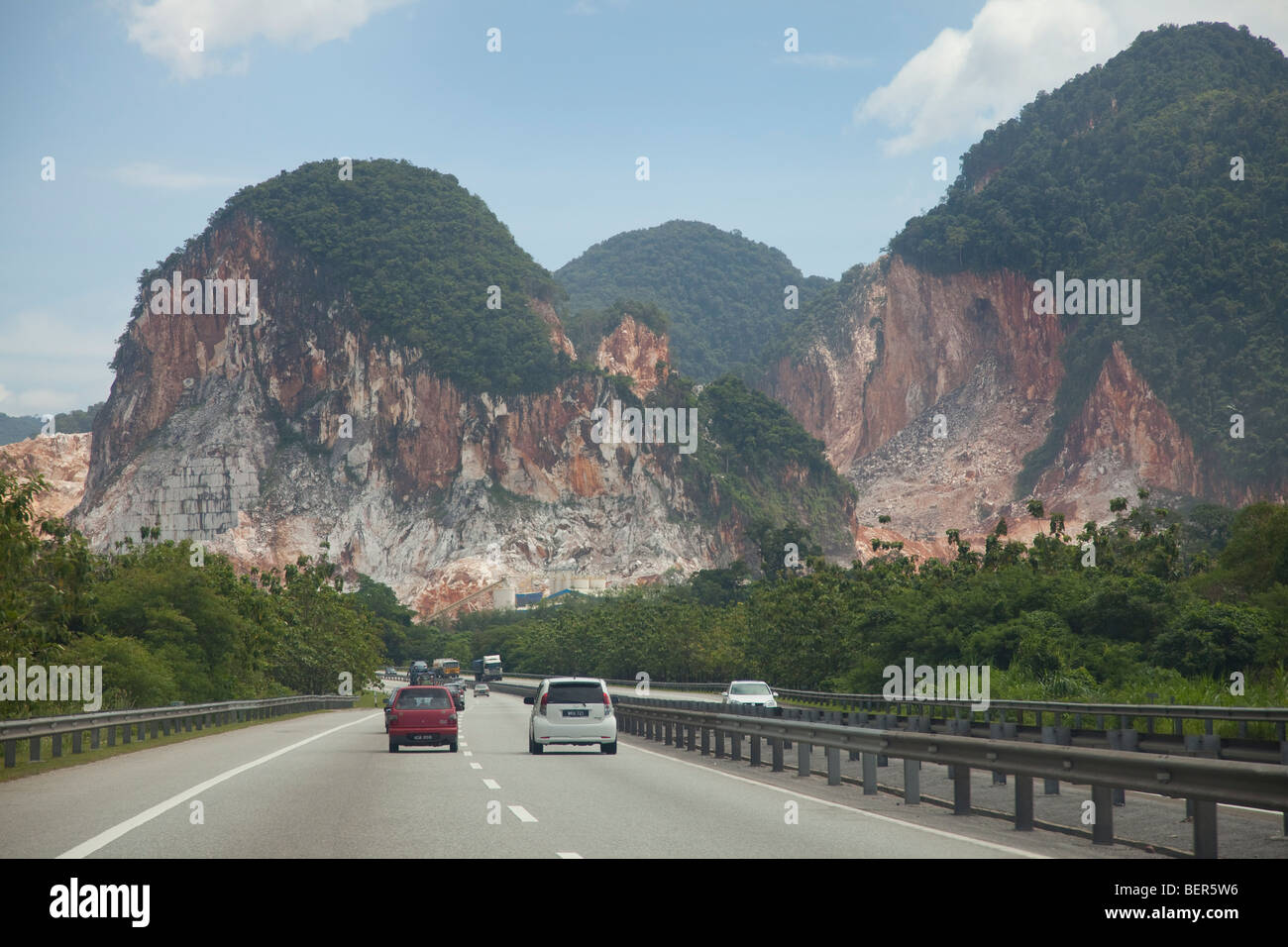 Il marmo delle cave di calcare nel Perak montagne, Malaysia, vista da nord / sud autostrada Foto Stock