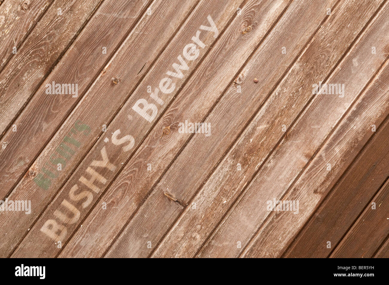 Staccionata in legno/gate con le parole folte's Brewery verniciato su uno degli assi. Isola di Man Foto Stock