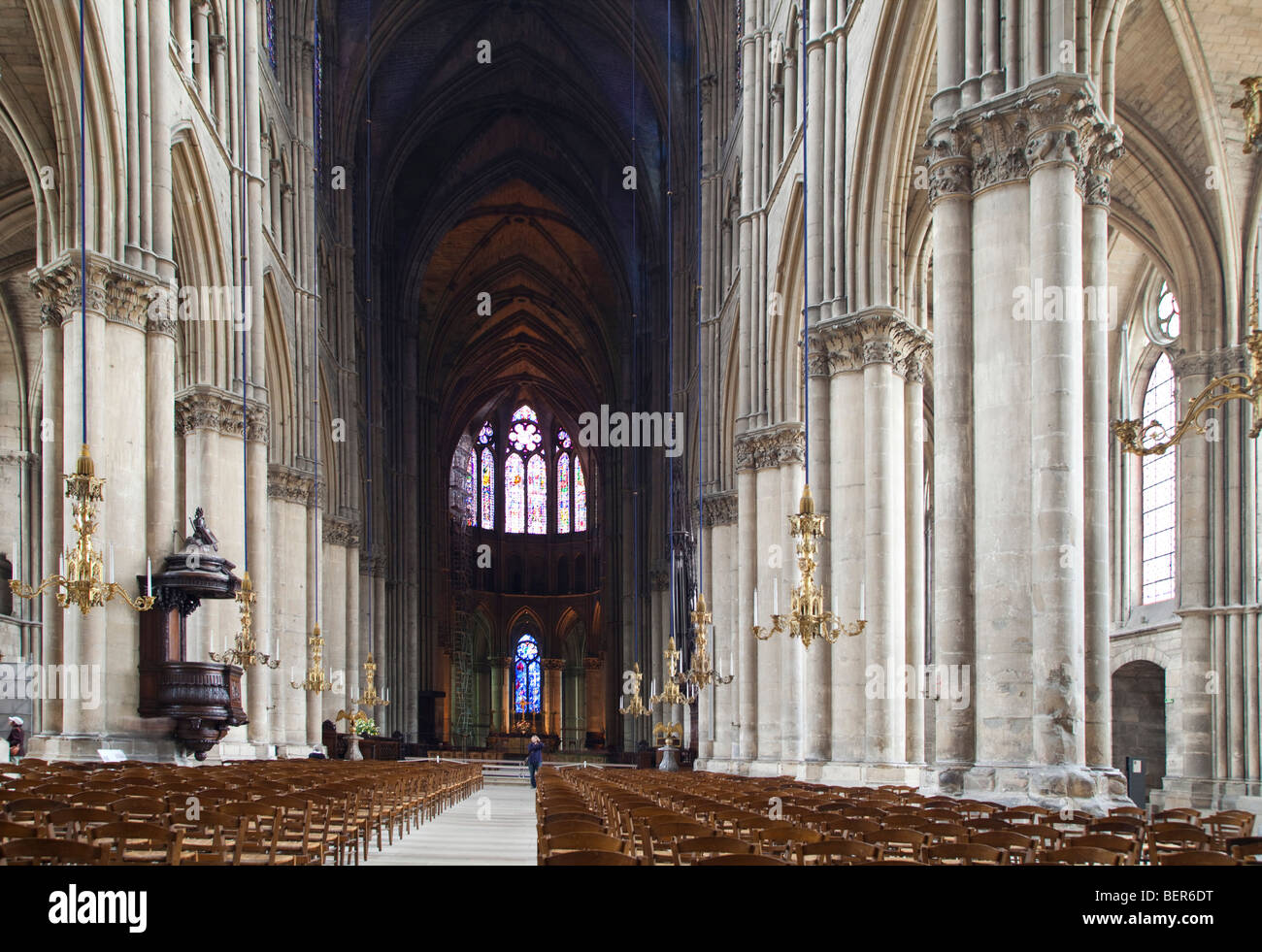 Cattedrale di Reims (Cathedrale de Reims) interno con macchia finestra di vetro Chagall in Champagne Ardenne Regione Francia.098614 Reims Foto Stock