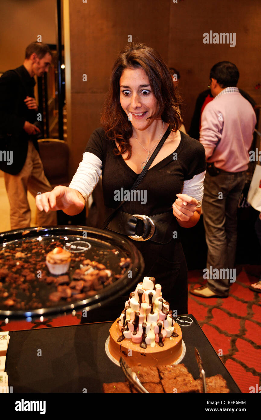 Degustazione di cioccolato dolce stanno le cose. Il cioccolato di lancio non confezionate per settimana di cioccolato 2009. Londra. La Gran Bretagna. Regno Unito Foto Stock