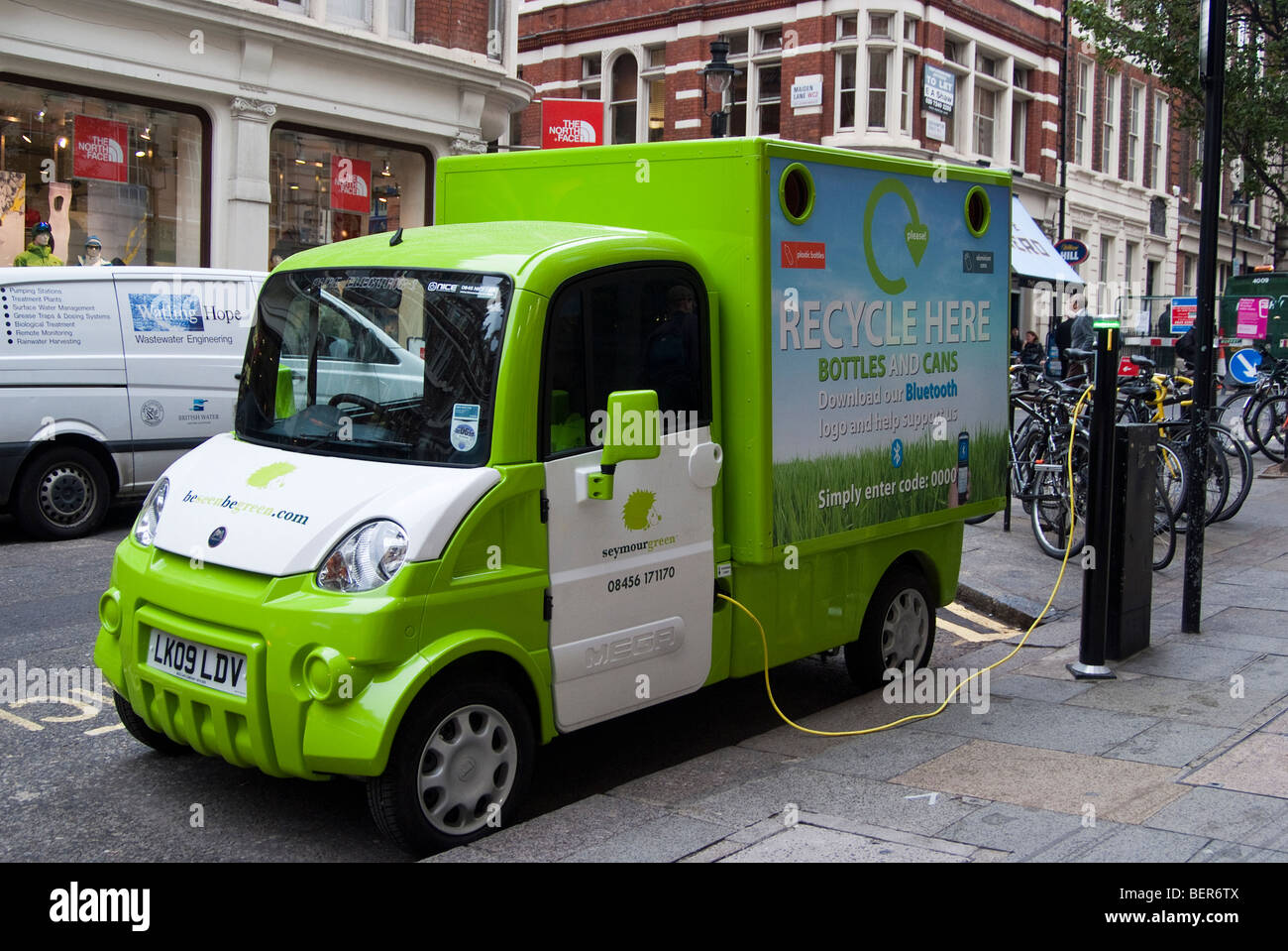 'Verde' veicolo. Seymour verde, riciclo elettrico van collegato durante la ricarica su Southampton Street a Londra. Foto Stock