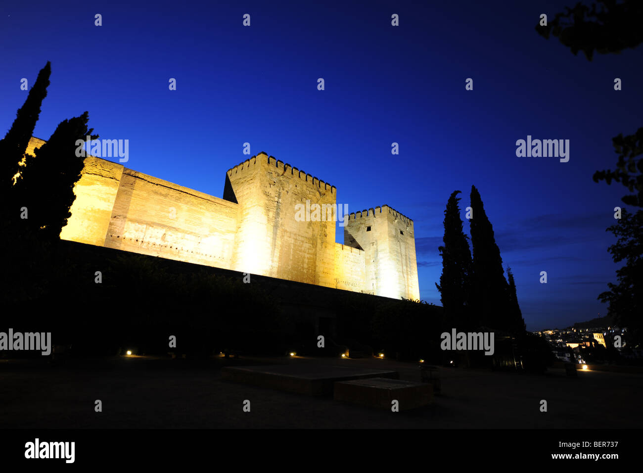 Facciata compresa Torre de Quebrada e Torre del Homenaje (l'mantenere), l'Alcazaba, la Alhambra di Granada, Andalusia, Spagna Foto Stock