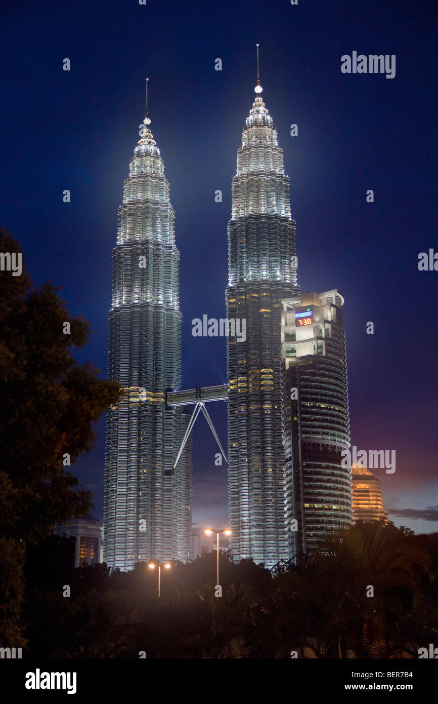 Petronas Twin Towers, Kuala Lumpur, Malesia, illuminato di sera presto Foto Stock