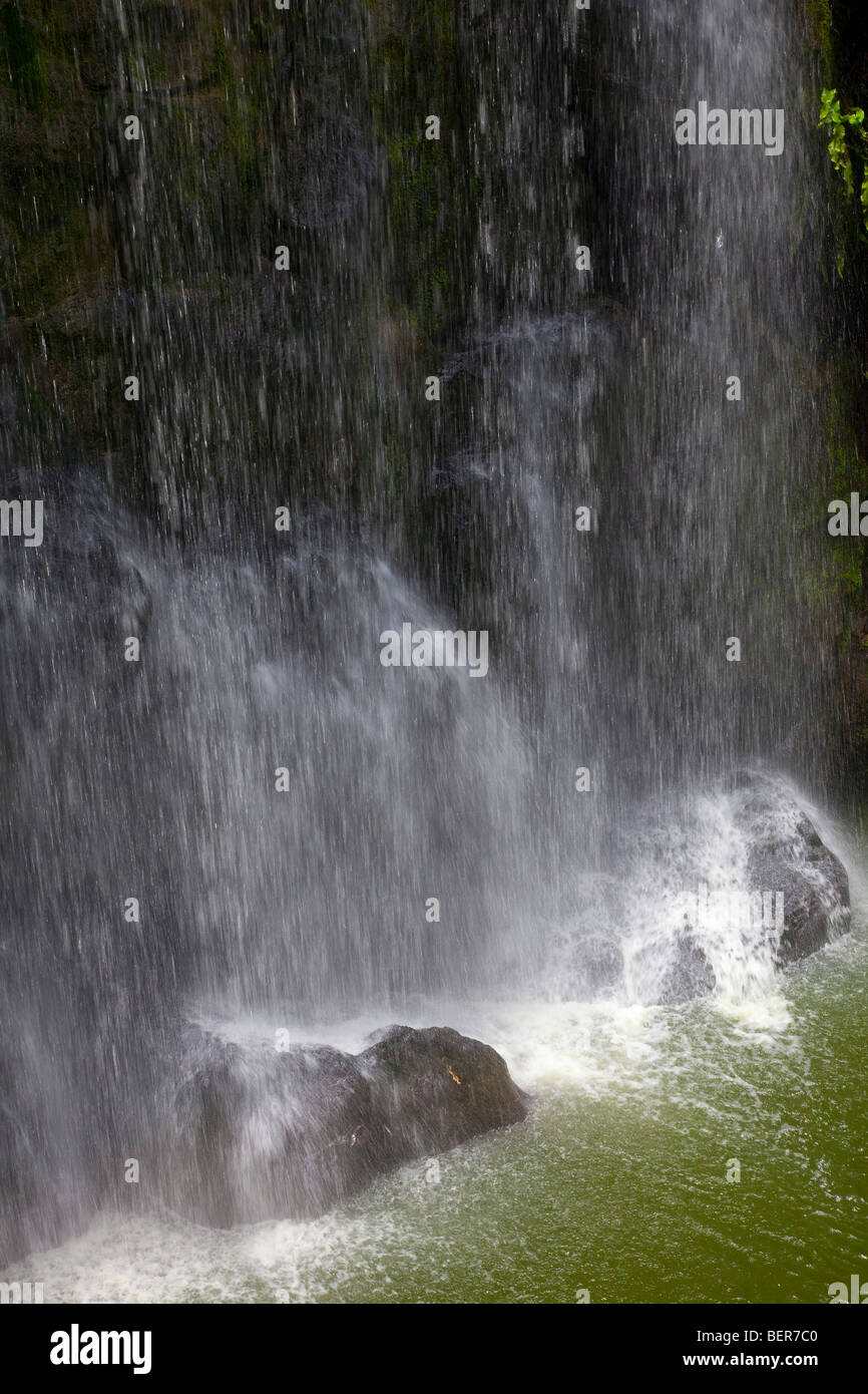Dettaglio della cascata, l'acqua che cade su pietre Foto Stock