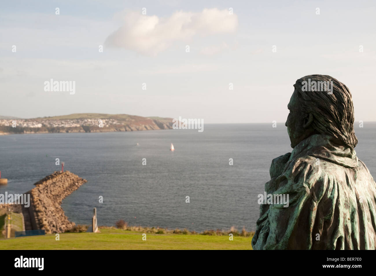 Statua di Sir William Hillary, fondatore della Royal National scialuppa di salvataggio Institute si affaccia sulla baia di Douglas, Isola di Man Foto Stock