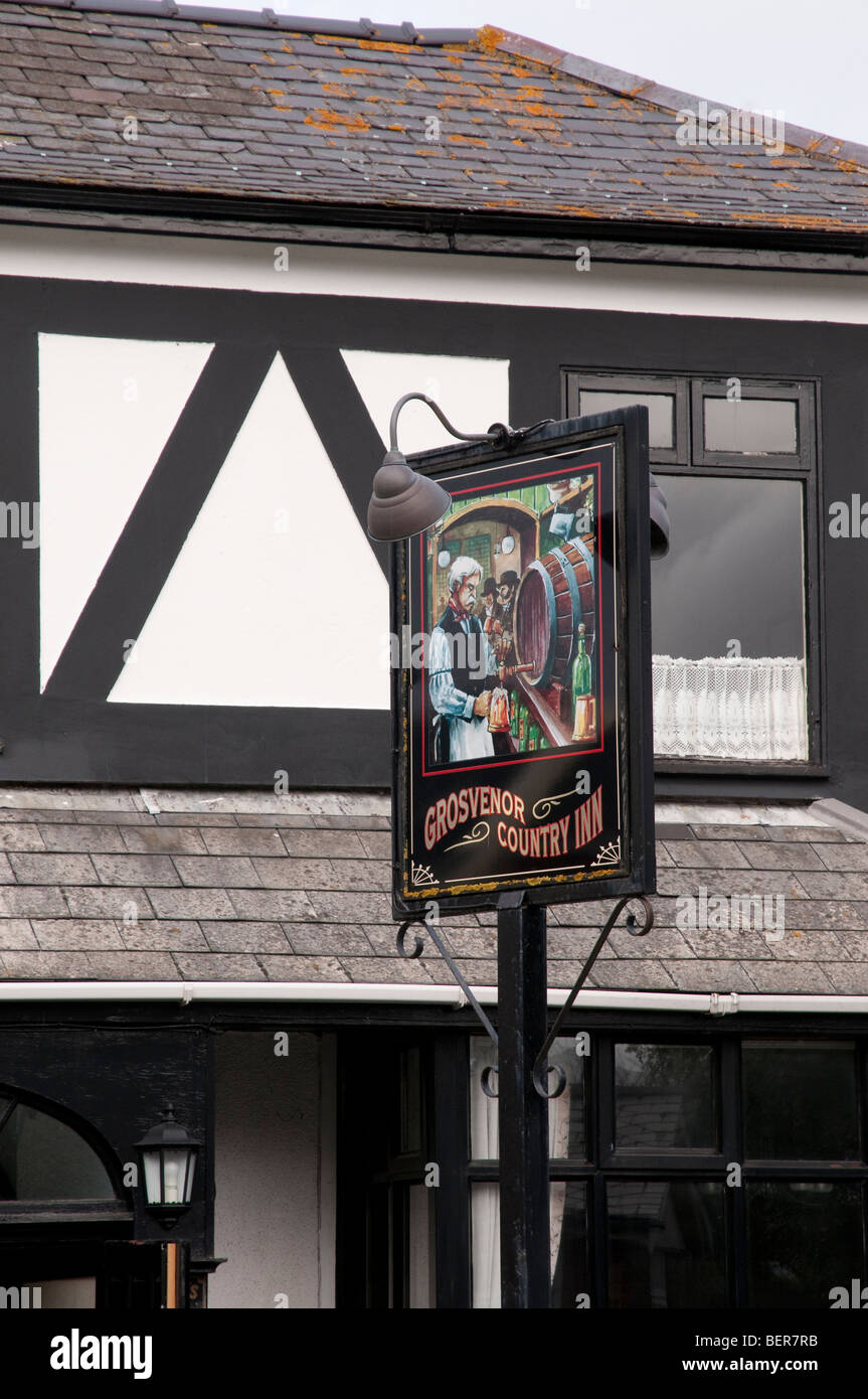 Close up del pub segno per il Grosvenor Country Inn, una casa pubblica a fianco del TT race course sull'Isola di Man. Foto Stock